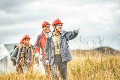 潘彤（右一）與同事在柴達木盆地北緣找礦（資料圖片）。