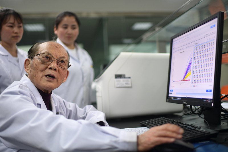 2021年6月17日，吳天一（前）在青海西寧的實(shí)驗(yàn)室內(nèi)和學(xué)生討論。