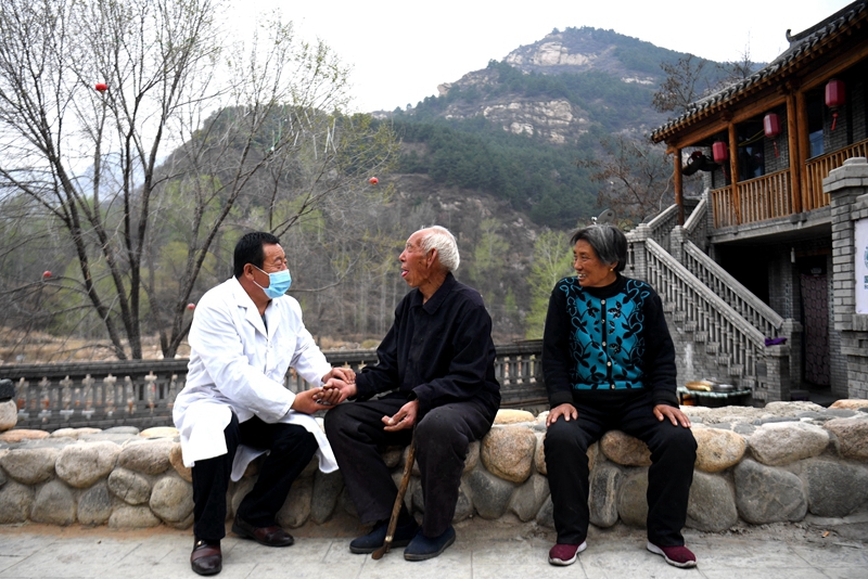 2020年4月15日，在河北阜平縣龍泉關(guān)鎮(zhèn)駱駝灣村，村醫(yī)霍建國(guó)為村民把脈。
