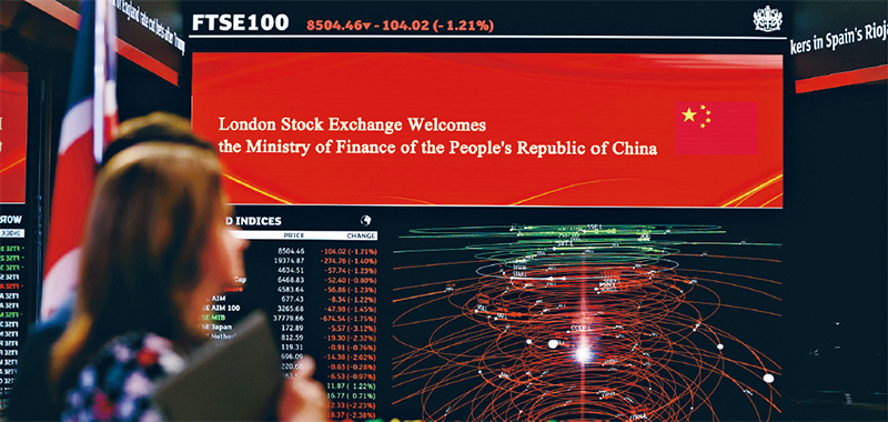 當(dāng)?shù)貢r(shí)間2025年4月2日，中國(guó)財(cái)政部代表中央政府在英國(guó)倫敦成功簿記發(fā)行了60億元人民幣綠色主權(quán)債券，這是中國(guó)財(cái)政部在倫敦發(fā)行的首筆人民幣綠色主權(quán)債券。4月3日上午，中國(guó)財(cái)政部在倫敦證券交易所舉行儀式，圖為當(dāng)日倫敦證券交易所的電子顯示屏。