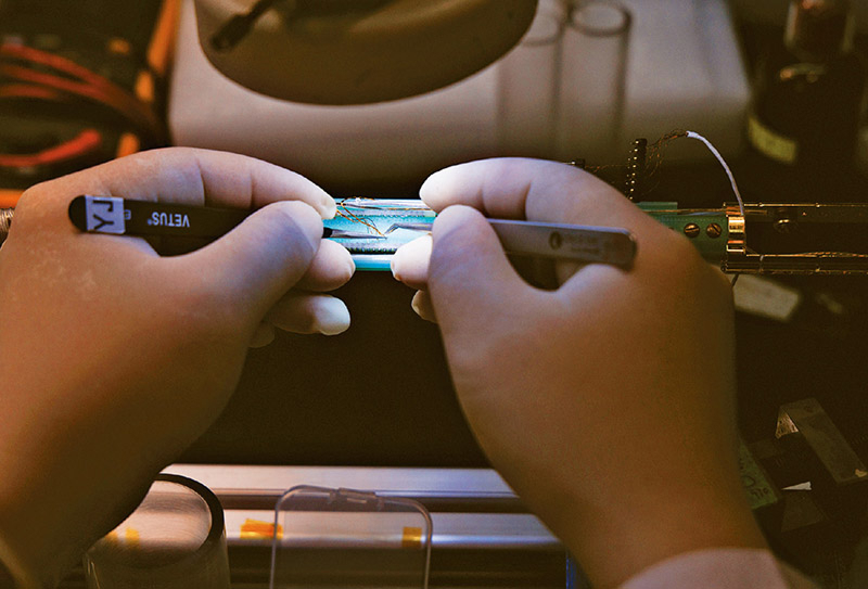 我國科研團隊依托國家重大科技基礎(chǔ)設(shè)施——綜合極端條件實驗裝置，成功研制出中心磁場強度達(dá)35.6特斯拉的全超導(dǎo)用戶磁體，相當(dāng)于地磁場的70多萬倍，刷新了全超導(dǎo)用戶磁體的現(xiàn)有紀(jì)錄。圖為2026年1月26日，在位于北京懷柔的中國科學(xué)院物理研究所綜合極端條件實驗裝置極低溫強磁場量子振蕩實驗站，科研人員準(zhǔn)備實驗測量桿。